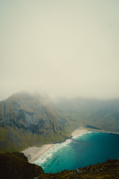 大雾天气时水体旁的青山